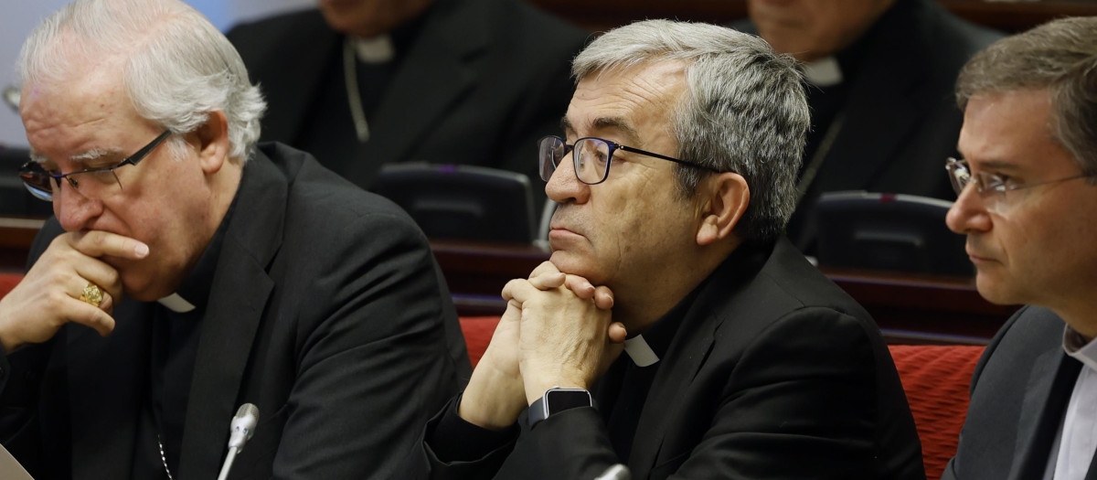 El arzobispo de Valladolid, Luis Argüello (c), durante la Asamblea Plenaria de los obispos de la Conferencia Episcopal Española