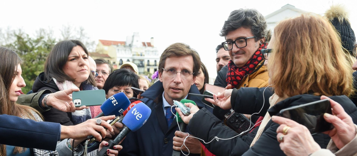 El alcalde de Madrid, José Luis Martínez-Almeida, ofrece declaraciones tras un flashmob protagonizado por mujeres de centros de mayores, en la explanada del Palacio Real, a 4 de marzo de 2024, en Madrid (España). Las usuarias de los centros de mayores municipales de los 21 distritos de la ciudad, reivindican la igualdad con un ‘flashmob’ frente al Palacio Real. El acto se ha celebrado con motivo del Día Internacional de la Mujer, el próximo viernes 8 de marzo.
04 MARZO 2024;ALMEIDA;FLASHMOB;MUJERES;CENTRO DE MAYORES;DÍA DE LA MUJER;PALACIO REAL;MADRID
Gustavo Valiente / Europa Press
04/3/2024