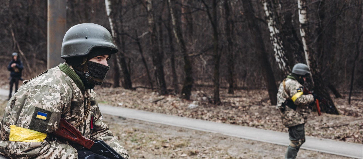 Un soldado del ejército ucraniano observa su posición, a 6 de marzo de 2022, en Irpin (Ucrania). El alto el fuego que estaba previsto este domingo en la localidad ucraniana de Irpin para establecer un corredor humanitario ha fracasado. El ejército ruso ha bombardeado por la mañana un punto de evacuación de civiles. Los ataques de las tropas invasoras han producido en el momento en el que numerosos residentes se dirigían hacia el lugar en el que esperaban los autobuses y vehículos que iban a alejarlos de los enfrentamientos. Naciones Unidas calcula que este domingo, 6 de marzo, el número de refugiados ucranianos podría ascender a 1,5 millones. Este lunes 7 de marzo, Rusia y Ucrania inician su tercera ronda de conversaciones, para encontrar una solución al conflicto bélico, tras los intentos fallidos de crear corredores humanitarios con un alto el fuego que según Ucrania Rusia no respetó.
06 MARZO 2022;BOMBARDEO;IRPIN;UCRANIA;RUSIA;ATAQUE
Diego Herrera / Europa Press
(Foto de ARCHIVO)
06/3/2022