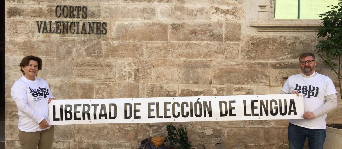 Dos miembros de Hablamos Español  frente a la sede de las Cortes Valencianas, en Valencia