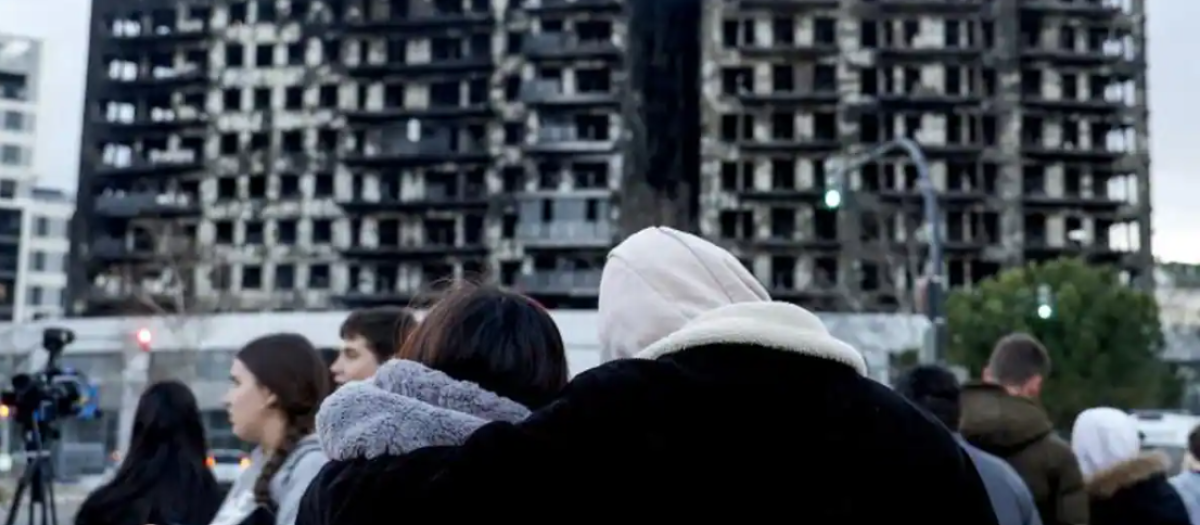 Fachada calcinada del edificio incendiado en el barrio valenciano de Campanar