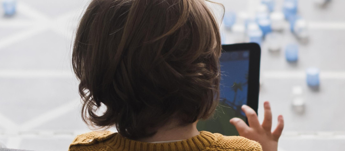 Un niño utiliza una tablet
