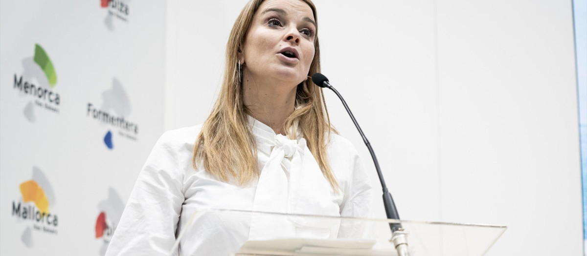 La presidenta del Govern, Marga Prohens, interviene en el stand de las Islas Baleares, durante la primera jornada de la Feria Internacional de Turismo, FITUR 2023, en IFEMA Madrid, a 24 de enero de 2024, en Madrid (España).El estand de Islas Baleares ofrece un programa de actividades con la finalidad de consolidarse como destino líder los 365 días del año. Para esta edición, Fitur Baleares repite el estand que estrenó en 2023, inspirado en la posidonia oceánica que le valió el reconocimiento de la organización al mejor estand sostenible. Prohens destaca su compromiso con la sostenibilidad y su convencimiento de que un modelo turístico competitivo y una oferta amplia y atractiva no están reñidos con preservar la belleza de las islas y sus recursos naturales.
24 ENERO 2024;BALEARES;TURISMO;FITUR;VIAJES;IFEMA
A. Pérez Meca / Europa Press
(Foto de ARCHIVO)
24/1/2024