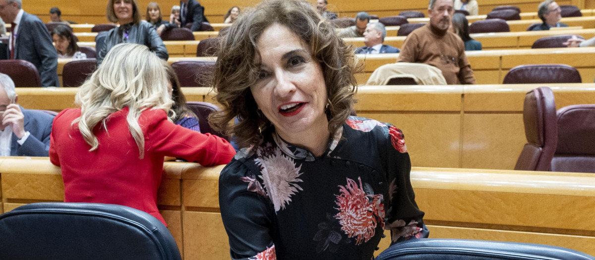 La vicepresidenta primera y ministra de Hacienda, María Jesús Montero, durante una sesión de control al Gobierno, en el Senado, a 5 de marzo de 2024, en Madrid (España). El caso Koldo centra la sesión del control al Gobierno en el Senado en ausencia del presidente del Gobierno, Pedro Sánchez, que inicia su primer desplazamiento de la legislatura a América Latina. Es la vicepresidenta primera la encargada de contestar al primer embate del PP sobre este asunto en el pleno de la cámara.
05 MARZO 2024;SENADO;MINISTROS;SENADORES;SESIÓN DE CONTROL;KOLDO;
Alberto Ortega / Europa Press
05/3/2024