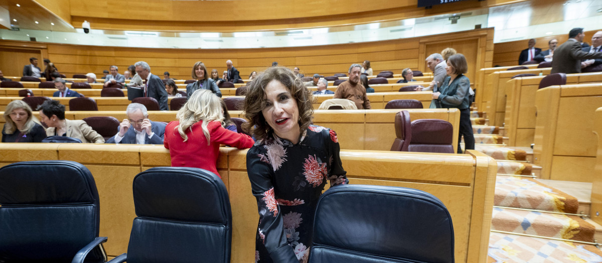 La vicepresidenta primera y ministra de Hacienda, María Jesús Montero, durante una sesión de control al Gobierno, en el Senado, a 5 de marzo de 2024, en Madrid (España). El caso Koldo centra la sesión del control al Gobierno en el Senado en ausencia del presidente del Gobierno, Pedro Sánchez, que inicia su primer desplazamiento de la legislatura a América Latina. Es la vicepresidenta primera la encargada de contestar al primer embate del PP sobre este asunto en el pleno de la cámara.
05 MARZO 2024;SENADO;MINISTROS;SENADORES;SESIÓN DE CONTROL;KOLDO;
Alberto Ortega / Europa Press
05/3/2024