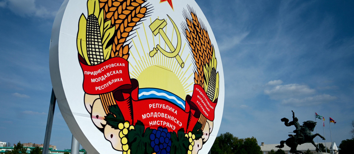 Escudo de Transnistria en un paso fronterizo con Ucrania