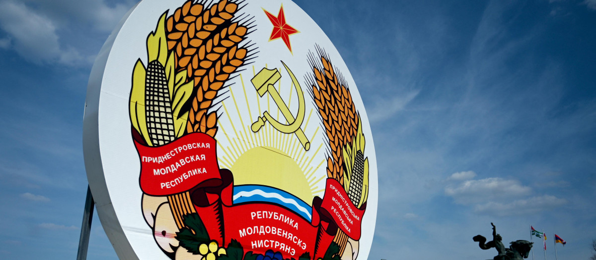 Escudo de Transnistria en un paso fronterizo con Ucrania