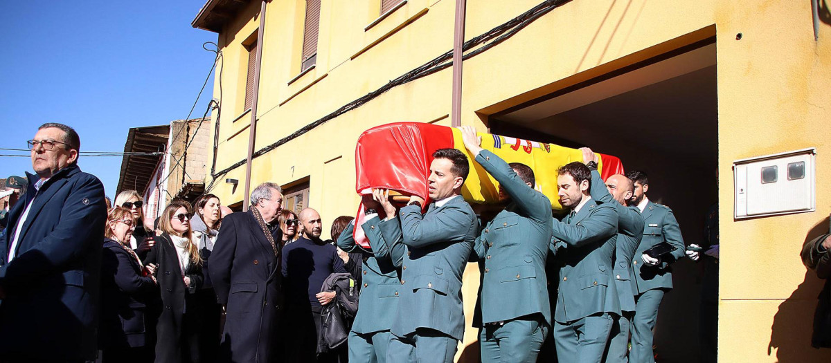 Varios guardias civiles portan el ataúd de su compañero David Pérez Carracedo