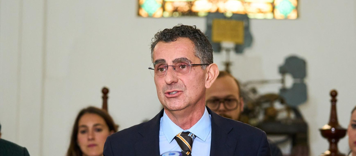 El alcalde de Barbate, Miguel Molina, atiende a los medios de comunicación en una foto de archivo