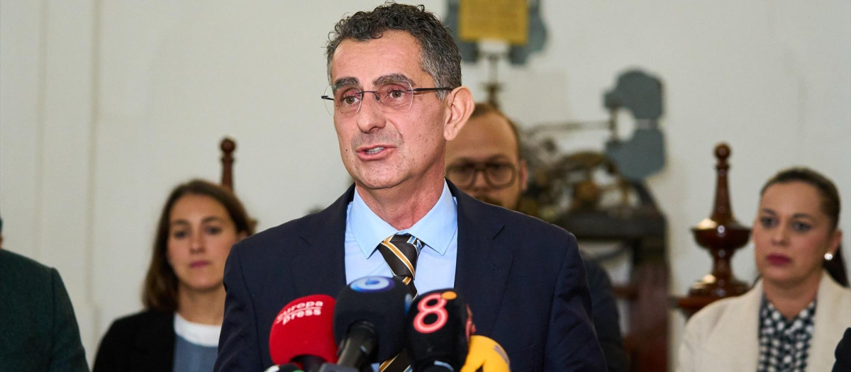El alcalde de Barbate, Miguel Molina, atiende a los medios de comunicación en una foto de archivo