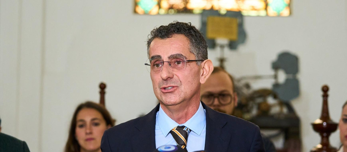 El alcalde de Barbate, Miguel Molina, atiende a los medios de comunicación en una foto de archivo
