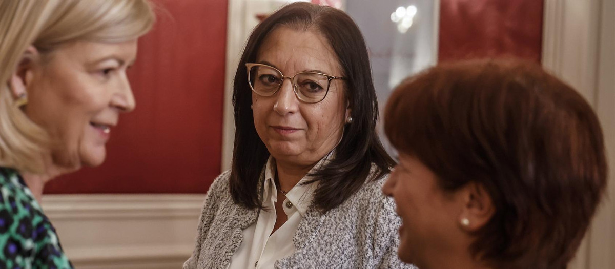 La presidenta de las Cortes de Valencia, Llanos Massó, recibe la Memoria de la Agencia Valenciana de la Lengua