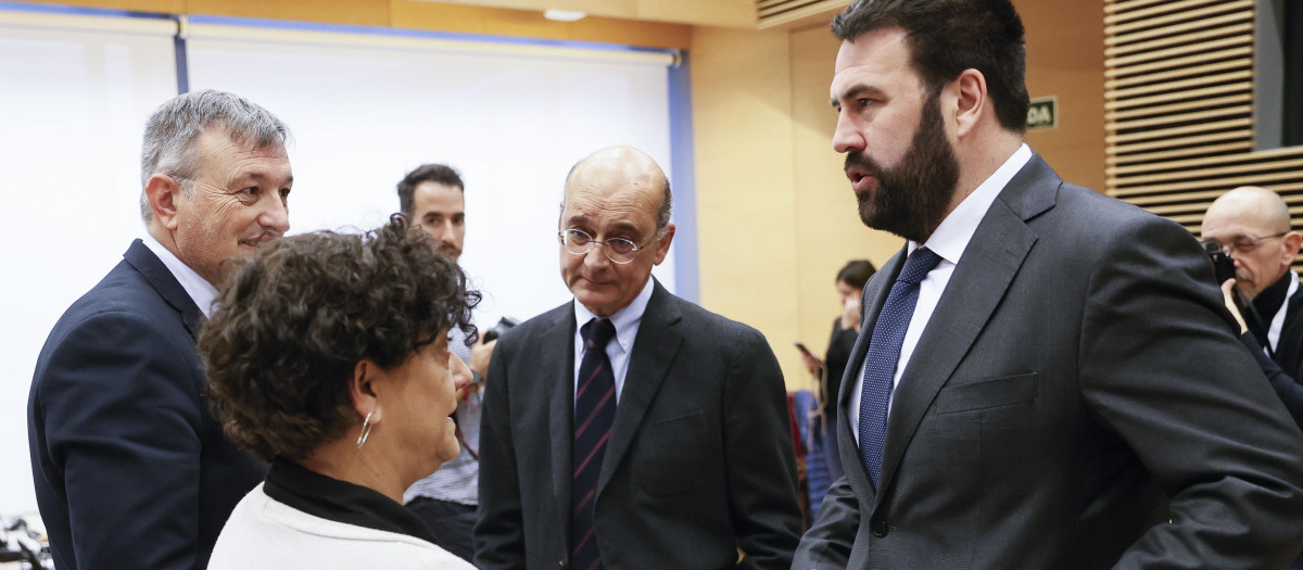 Los diputados de varios grupos, al inicio de la Comisión de Justicia