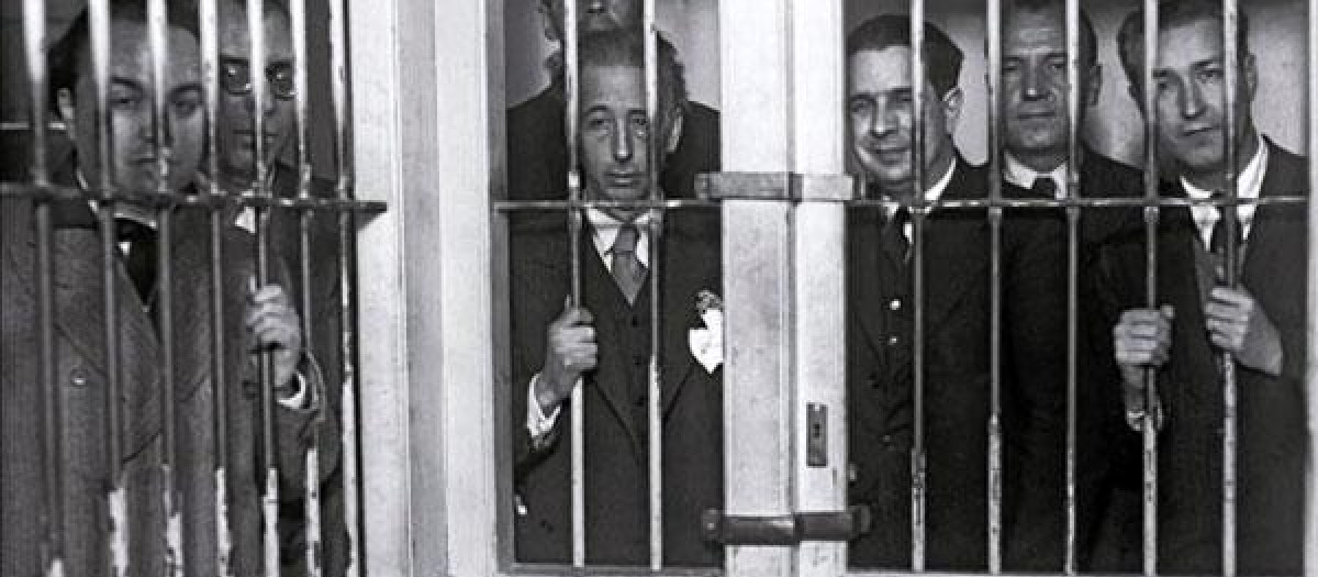 Lluís Companys, en el centro, entre rejas tras la intentona golpista de octubre de 1934