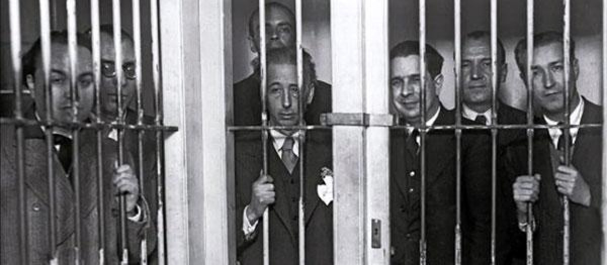 Lluís Companys, en el centro, entre rejas tras la intentona golpista de octubre de 1934