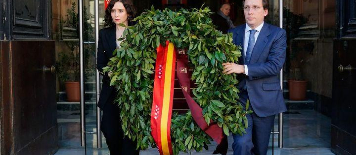 Isabel Díaz Ayuso y José Luis Martínez Almeida en el homenaje del 11-M de 2023
