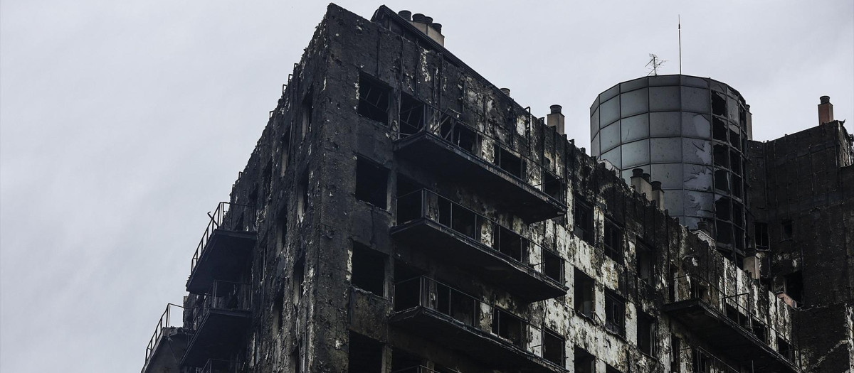 Estado en el que quedó el edificio incendiado en el barrio de Campanar, en Valencia