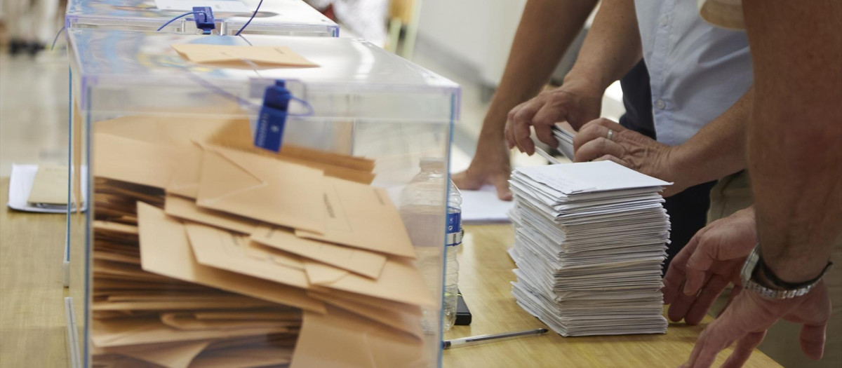Foto de archivo de una mesa electoral