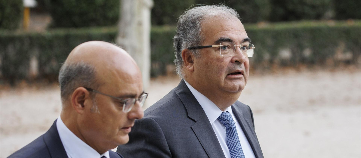 El expresidente del Banco Popular Ángel Ron y su abogado José Antonio Choclán.