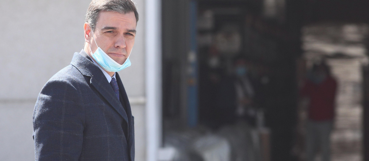 El presidente del Gobierno, Pedro Sánchez, durante su visita a la fábrica de Hersill en abril de 2020