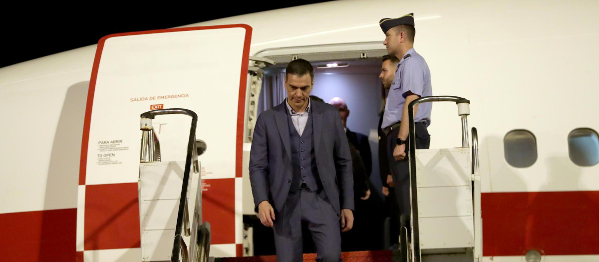 Sánchez baja del avión oficial el pasado martes tras su llegada a Brasil