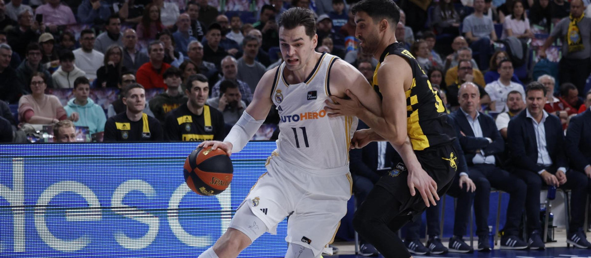 Mario Hezonja en acción ante Jaime Fernández en el Real Madrid - Lenovo Tenerife