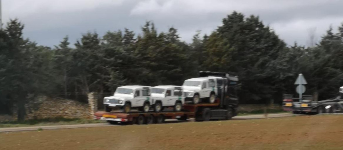 Un camión de Defender de la Junta de Castilla y León camino de un desguace