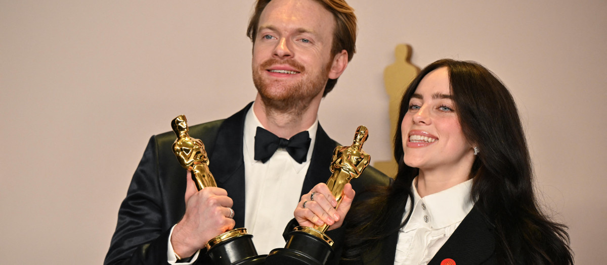 Billie Eilish y Finneas O'Connell posan con sus Premios Oscar a 'Mejor Canción'