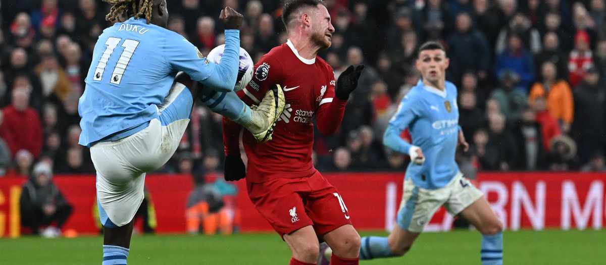 Jeremy Doku le dio una patada a Mac Allister en el intento de despeje