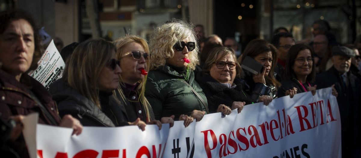 Varias personas protestan durante una manifestación de abogados y procuradores.
