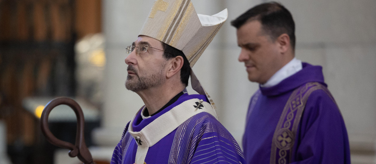 José Cobo, durante el funeral por el vigésimo aniversario del 11-M, en la catedral de la Almudena
