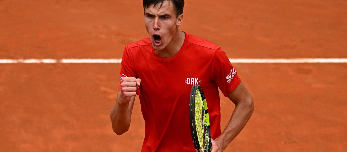 Fabian Marozsán celebrando la victoria frente a Alcaraz en Roma 2023