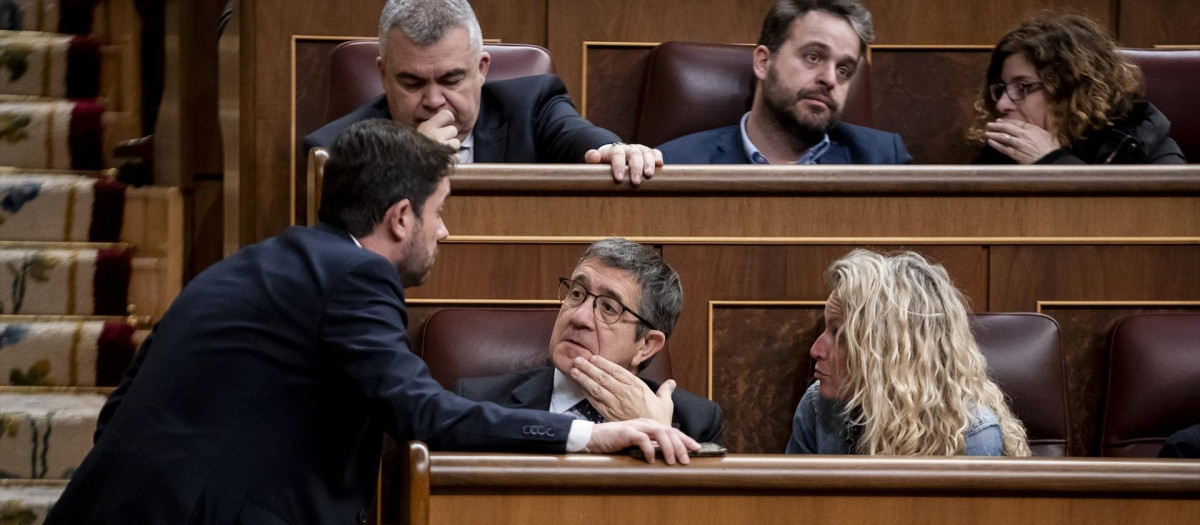 Patxi López junto a otros diputados de la bancada socialista, durante una sesión plenaria en el Congreso