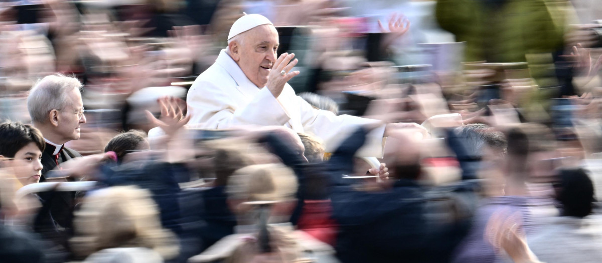 El Papa Francisco, a su llegada a una audiencia en la plaza de San Pedro