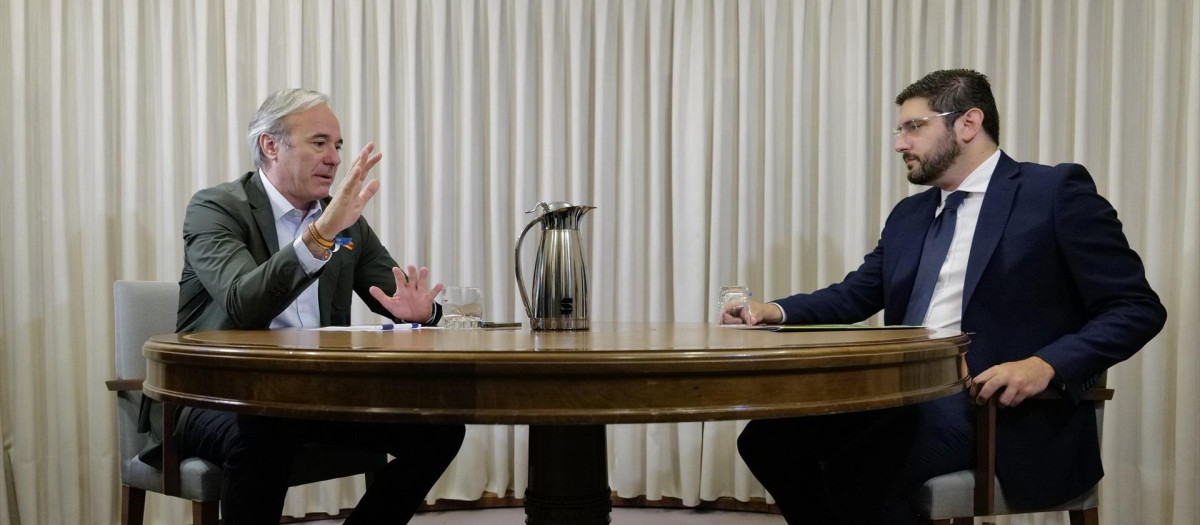 El presidente del Gobierno de Aragón, Jorge Azcón (i) y el vicepresidente y líder de Vox Alejandro Nolasco (d)