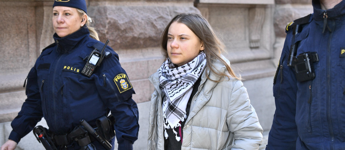 La activista climática sueca Greta Thunberg junto a la Policía sueca