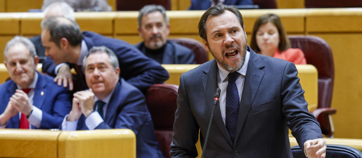 El senador del PP, Serrano, y el ministro de Transportes, Óscar puente, se encaran en el Senado
