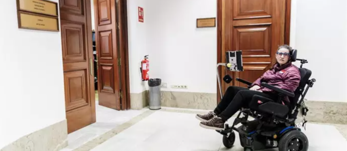Una persona afectada de ELA pide en el Congreso la tramitación de la ley de apoyo a este colectivo