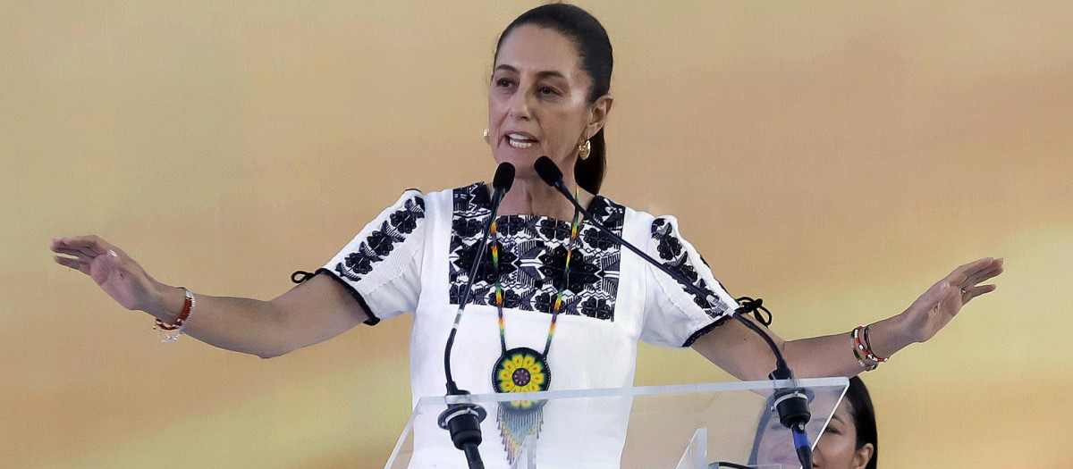 La candidata presidencial del oficialismo Movimiento de Regeneración Nacional (Morena), Claudia Sheinbaum, participa en un acto público este domingo, en la ciudad de San Pedro Cholula, Puebla (México).
La candidata presidencial de la coalición oficialista Sigamos Haciendo Historia, Claudia Sheinbaum, durante un acto de campaña