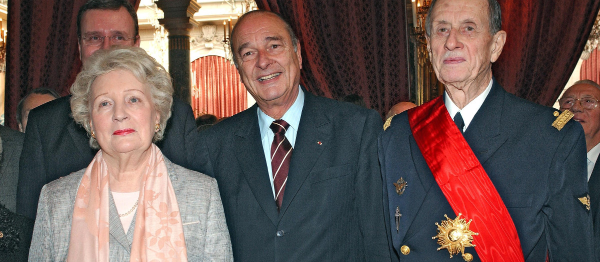 El expresidente francés Jacques Chirac junto a Philippe de Gaulle y su mujer