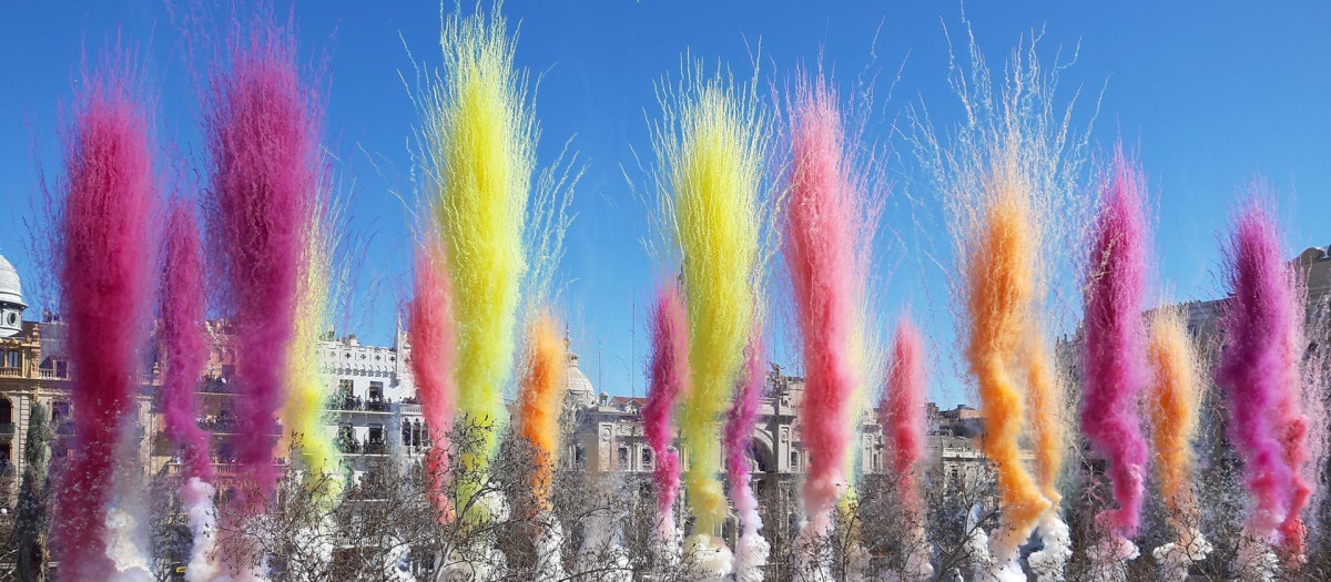 Una mascletà en la Plaza del Ayuntamiento de Valencia durante las Fallas