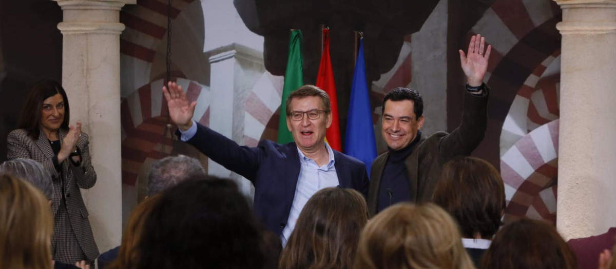 Feijóo y Moreno saludan juntos a los asistentes a la clausura del acto de presentación de la 'Declaración de Córdoba'