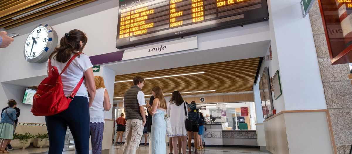 Varias personas hacen cola para adquirir un abono en la estación de tren de Santiago de Compostela24 AGOSTO 2022;TRANSPORTE;TRANSPORTE PÚBLICO;CERCANÍAS;MEDIA DISTANCIA
César Arxina / Europa Press
(Foto de ARCHIVO)
24/8/2022