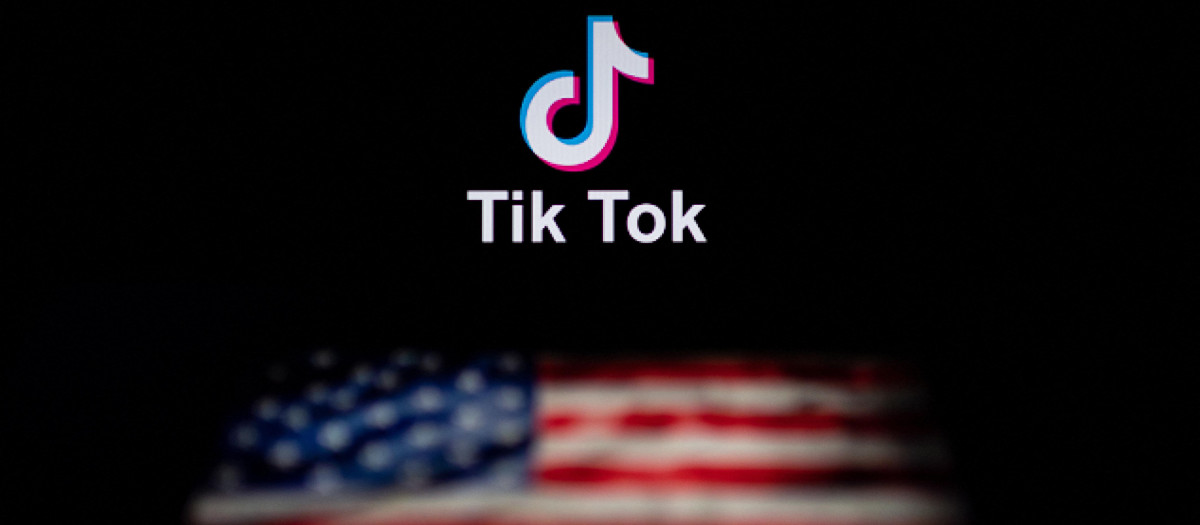 El logotipo de la aplicación de red social TikTok y una bandera de Estados Unidos