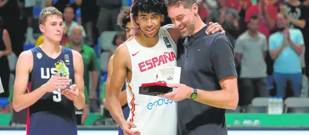 Izan Almansa abrazado a Pau Gasol