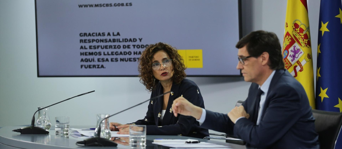 La ministra de Hacienda, María Jesús Montero y el exministro de Sanidad, Salvador Illa