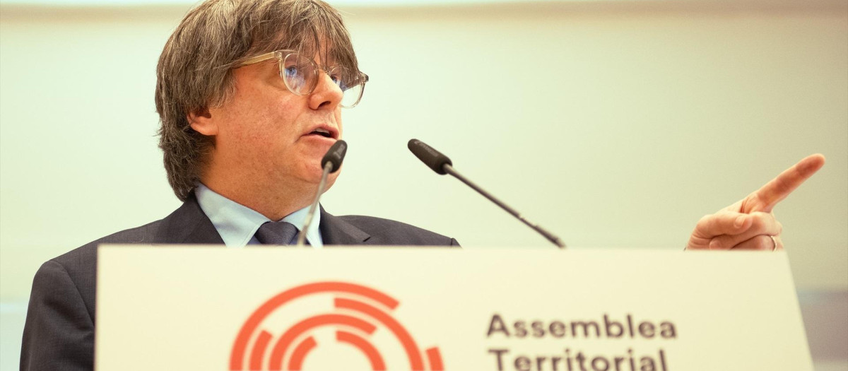 Carles Puigdemont interviene durante la constitución de la Asamblea Territorial del Consell de la República