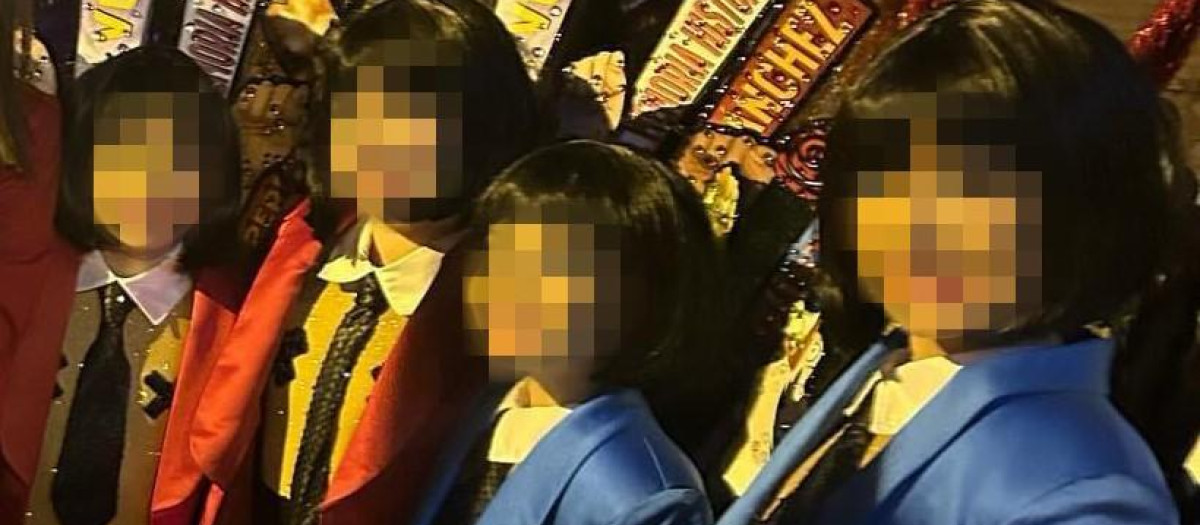 Niñas participantes en la comparsa Osadía, durante el Carnaval de Torrevieja de 2024