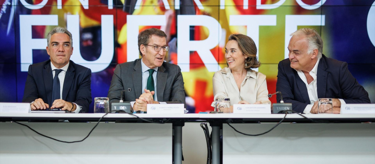 (I-D) El coordinador general del PP, Elías Bendodo; el presidente del Partido Popular, Alberto Núñez Feijóo; la secretaria general del Partido Popular, Cuca Gamarra, y el vicesecretario de Acción Institucional del Partido Popular, Esteban González Pons, conversan durante la reunión del Comité Ejecutivo Nacional del Partido Popular, en la sede del PP, a 9 de enero de 2024, en Madrid (España). El Comité Ejecutivo Nacional del PP se ha reunido para fijar las prioridades del curso político, marcadas por tres citas electorales con las urnas, empezando por las gallegas del próximo 18 de febrero. Además, durante el encuentro, se ha abordado la Ley de Amnistía.
09 ENERO 2024;MADRID;FEIJOO;COMITÉ EJECUTIVO
Alejandro Martínez Vélez / Europa Press
(Foto de ARCHIVO)
09/1/2024