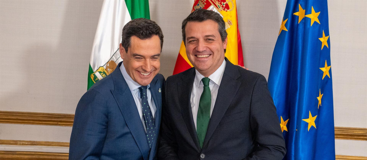 El presidente de la Junta, Juanma Moreno, y el alcalde de Córdoba, José María Bellido, en San Telmo